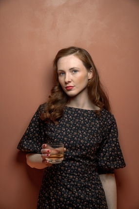 欧美复古碎花裙喝酒美女图片